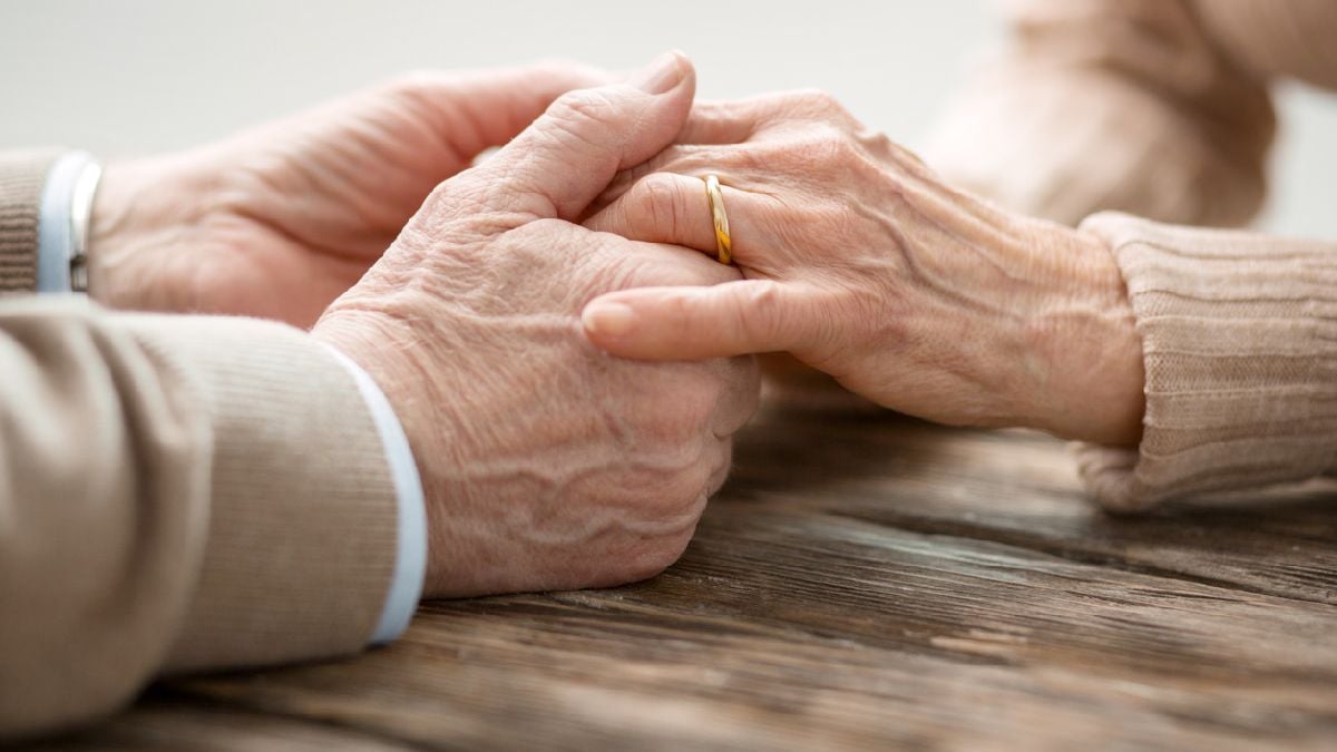 Idosos casados de mãos dadas