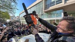 Motosserra segue ativa: Milei quer mais corte de gastos na Argentina para atingir uma meta pessoal