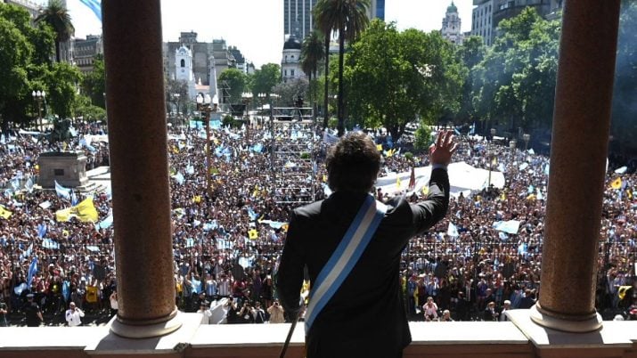 O novo presidente da Argentina, Javier Milei, acena de uma sacada para uma multidão após tomar posse