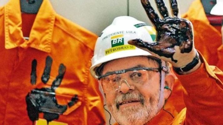 O presidente Luiz Inácio Lula da Silva, com capacete da Petrobras (PETR4)