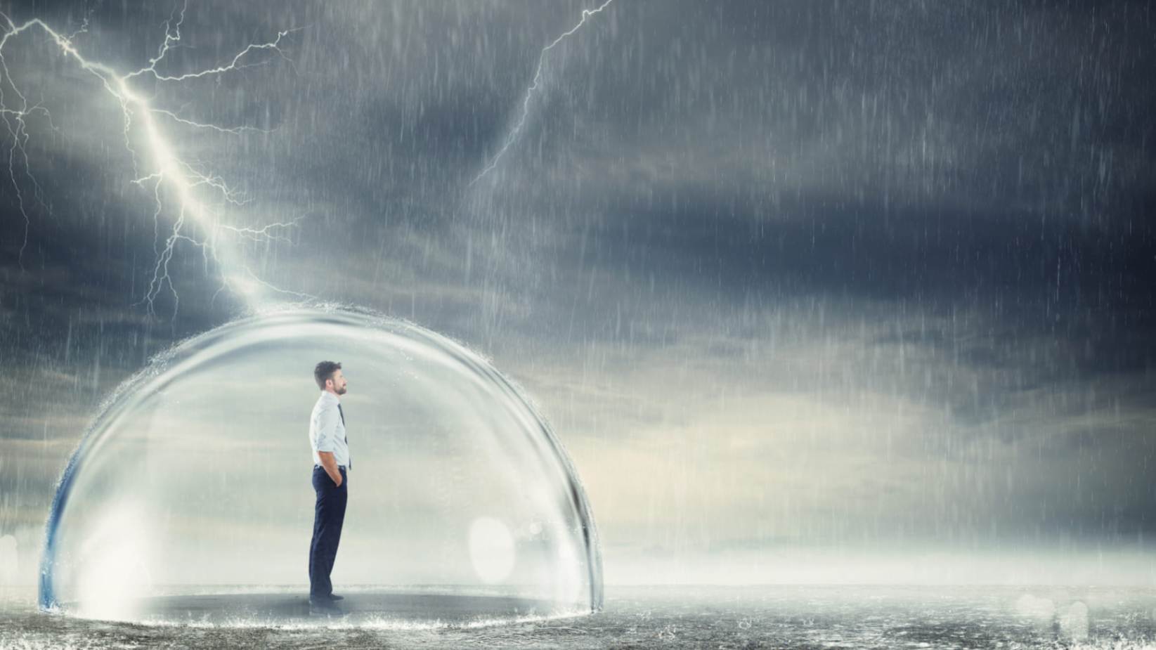 Homem sob redoma de vidro - proteção contra a chuva