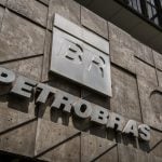 Fachada de prédio da Petrobras, com logo da empresa