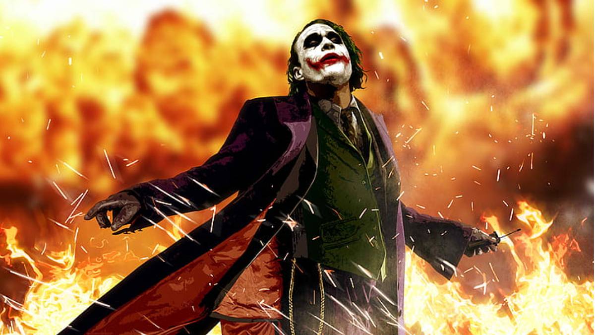 Coringa de braços abertos com chamas atrás dele