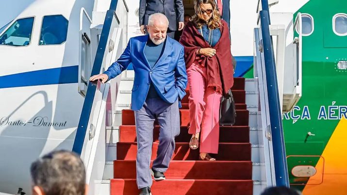 Presidente Luiz Inácio Lula da Silva descendo do avião, com um tapete vermelho nas escadas, ao lado da esposa Janja, no Cairo, Egito