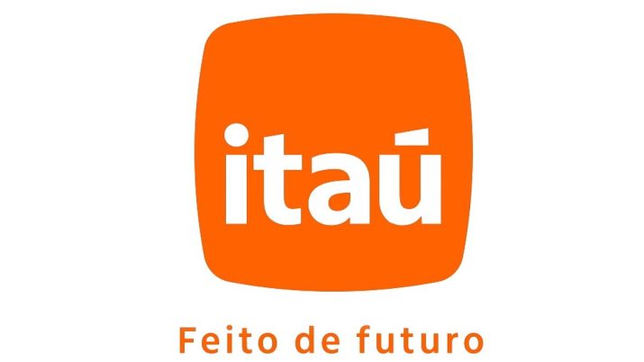 Novo logo do Itaú, em laranja, com o nome da marca em branco, com os dizeres: "Feito de futuro"