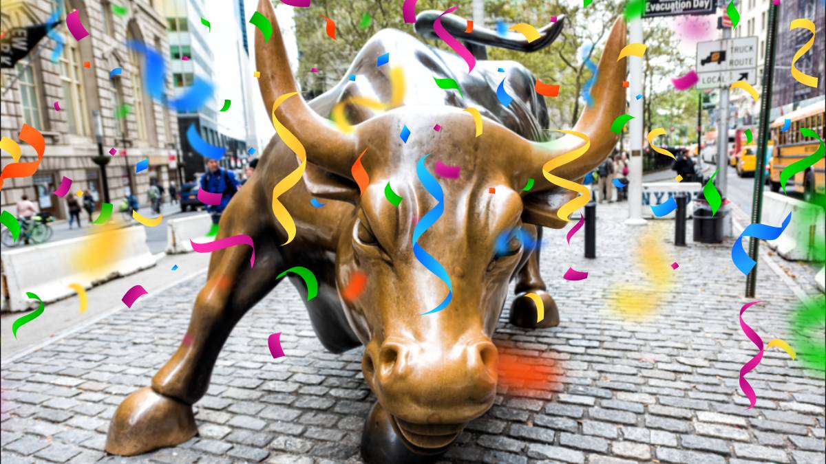 Touro da Bolsa de Nova York com confetes e serpentinas; dow jones; S&P 500; Nasdaq