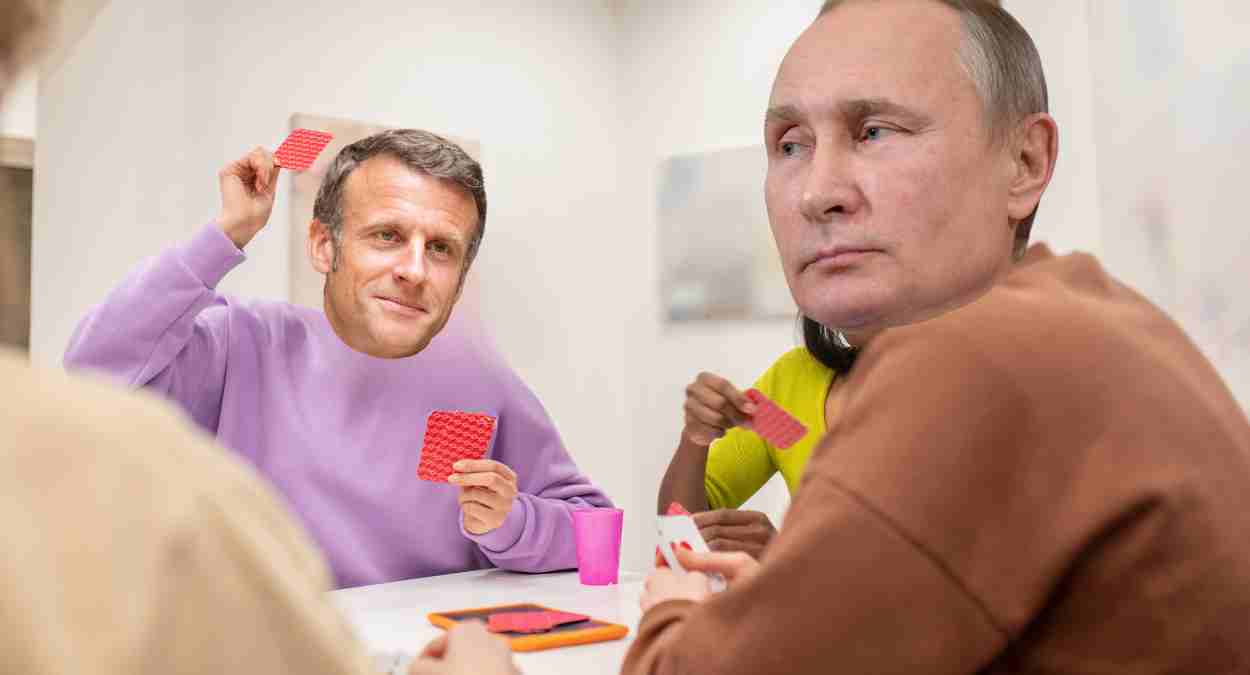 Emmanuel Macron e Vladimir Putin negociam na mesa