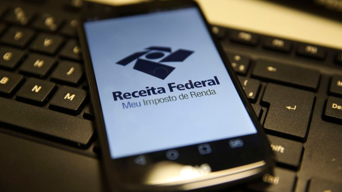 Celular com o aplicativo da Receita Federal aberto