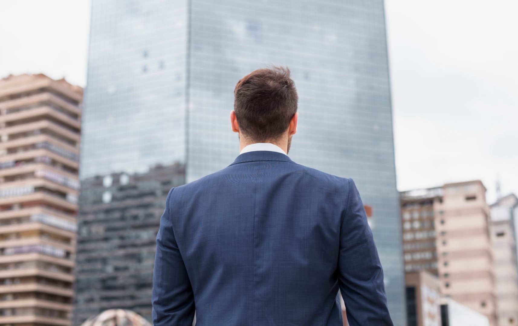 Investidor que faz day trader de costas
