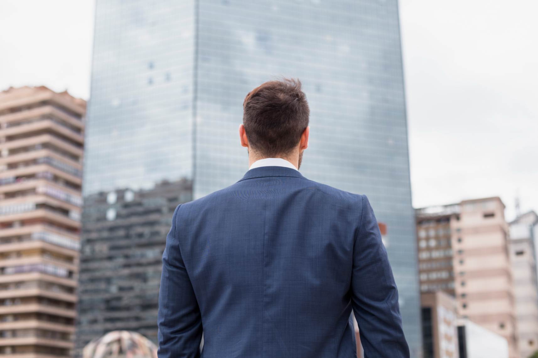 Investidor que faz day trader de costas