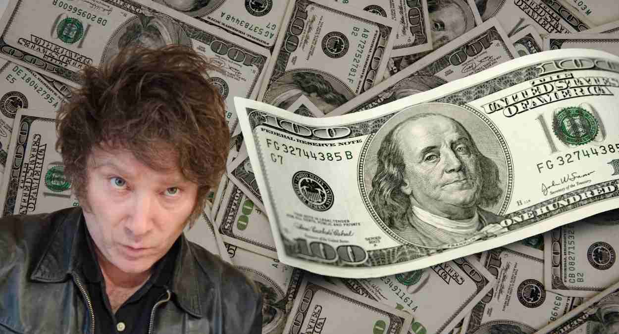 Javier Milei, presidente da Argentina, ao lado de um dólar