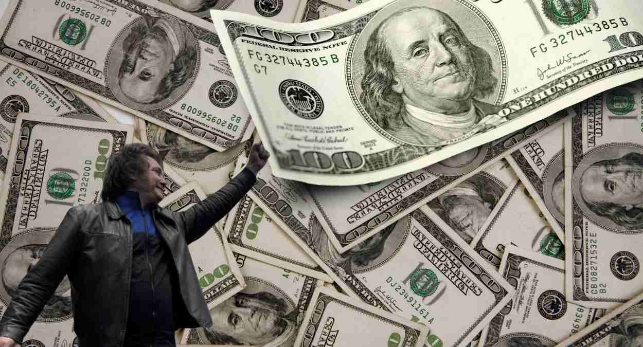 Javier Milei, presidente da Argentina, segurando um dólar / dólares