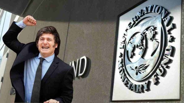 Javier Milei, presidente da Argentina, com o logo do Fundo Monetário Internacional (FMI) ao fundo