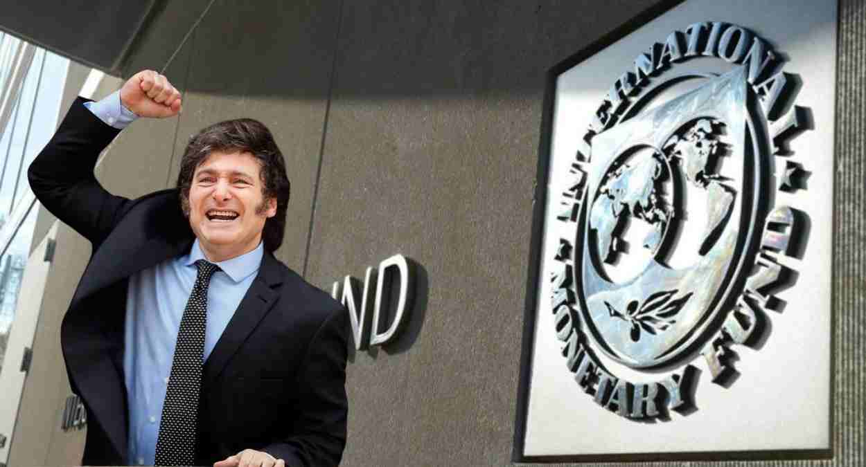 Javier Milei, presidente da Argentina, com o logo do Fundo Monetário Internacional (FMI) ao fundo