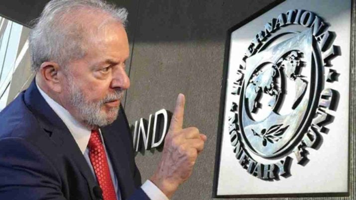 Presidente Lula com o símbolo do FMI ao fundo