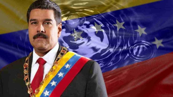 Nicolás Maduro, presidente da Venezuela, com uma bandeira do país atrás e uma gota de petróleo