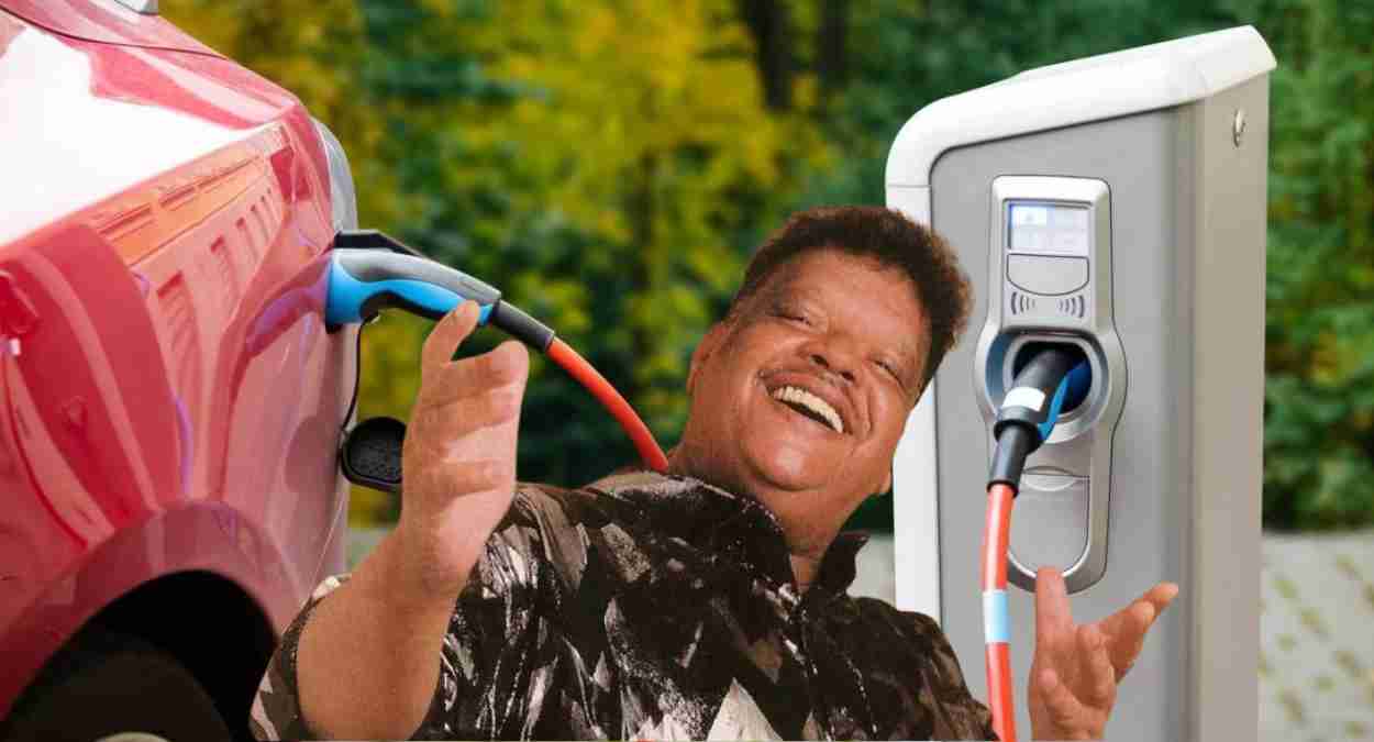 Tim Maia, ao lado de uma tomada de carro elétrico