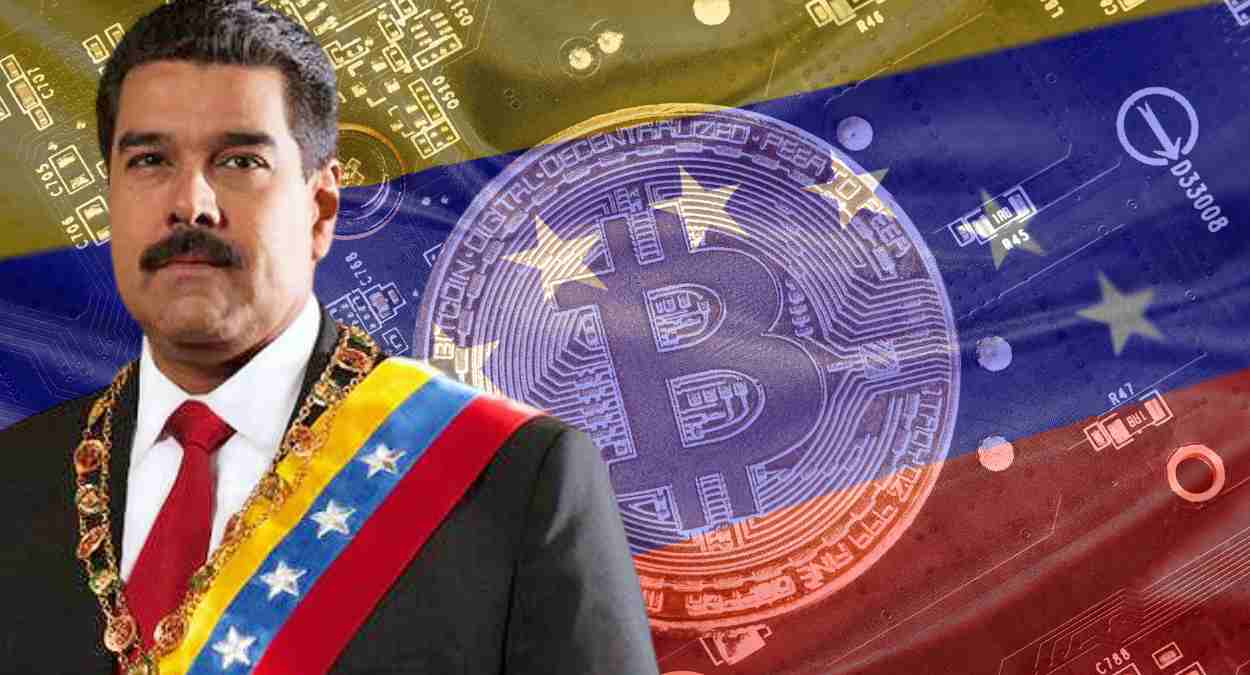 Presidente da Venezuela, Nicolás Maduro, com a bandeira e um bitcoin (BTC) atrás