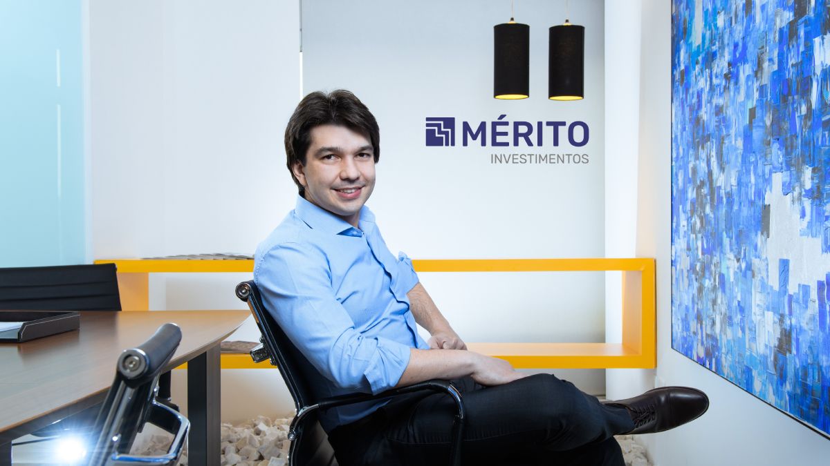 Fotografia de Alexandre Despontin, CEO da Mérito, com o logo da empresa