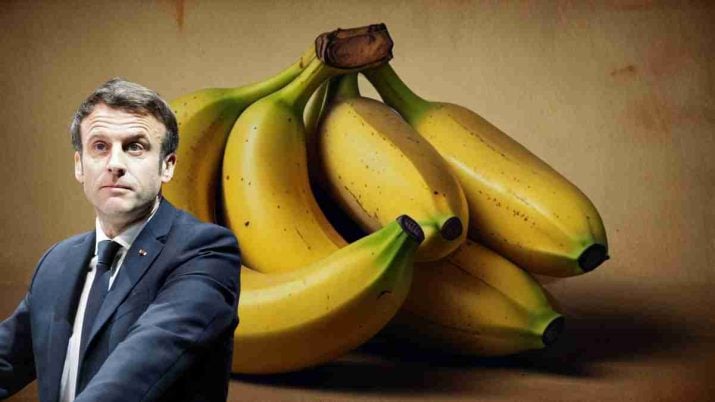 Presidente da França Emmanuel Macron ao lado de um cacho de bananas