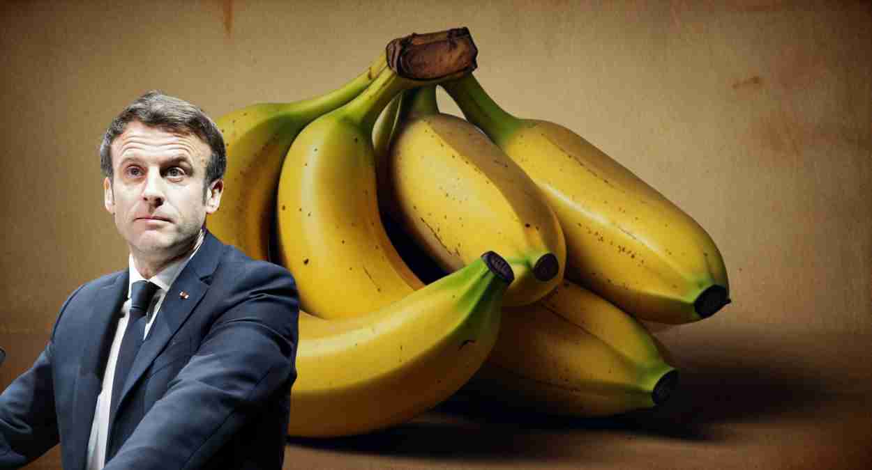 Presidente da França Emmanuel Macron ao lado de um cacho de bananas