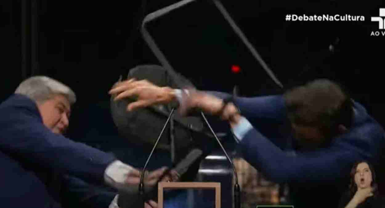 José Luiz Datena (MDB) dá uma cadeirada em Pablo Marçal (PRTB) no debate da TV Cultura