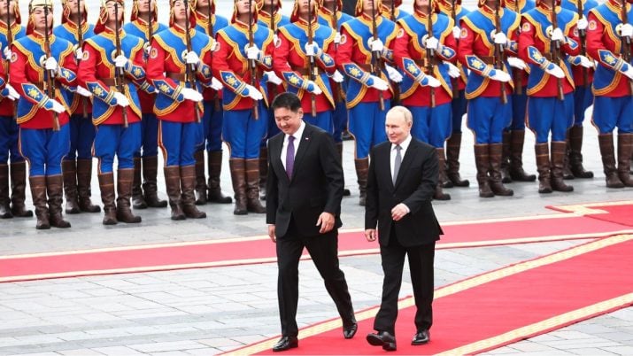 Cerimônia oficial de boas-vindas realizada pelo Presidente da Mongólia Ukhnaagiin Khurelsukh para o Presidente da Rússia Vladimir Putin.