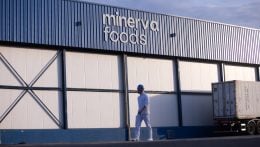 Carne louca: confusão na variação das ações da Minerva (BEEF3) nesta quarta (30) ‘mascarou’ queda de mais de 20% em ajuste; entenda