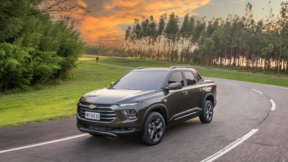 Carro Nova Montana da montadora Chevrolet em estrada com árvores em volta