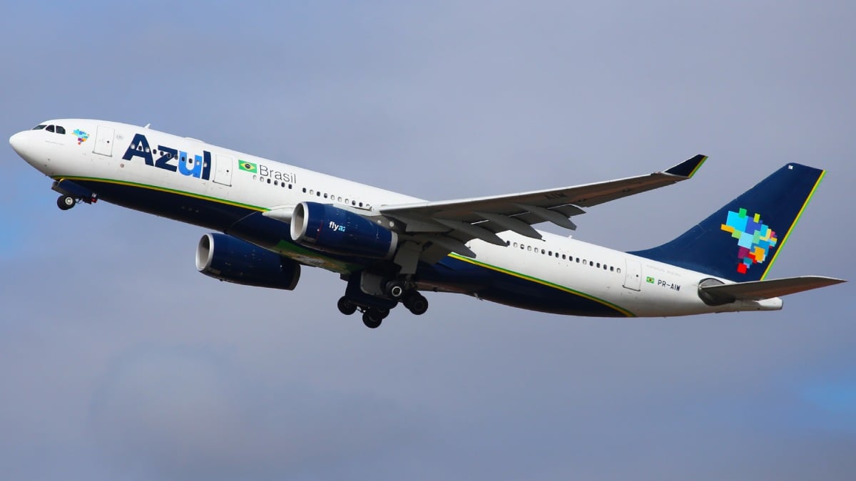 Avião da companhia de aviação Azul voando em céu nublado