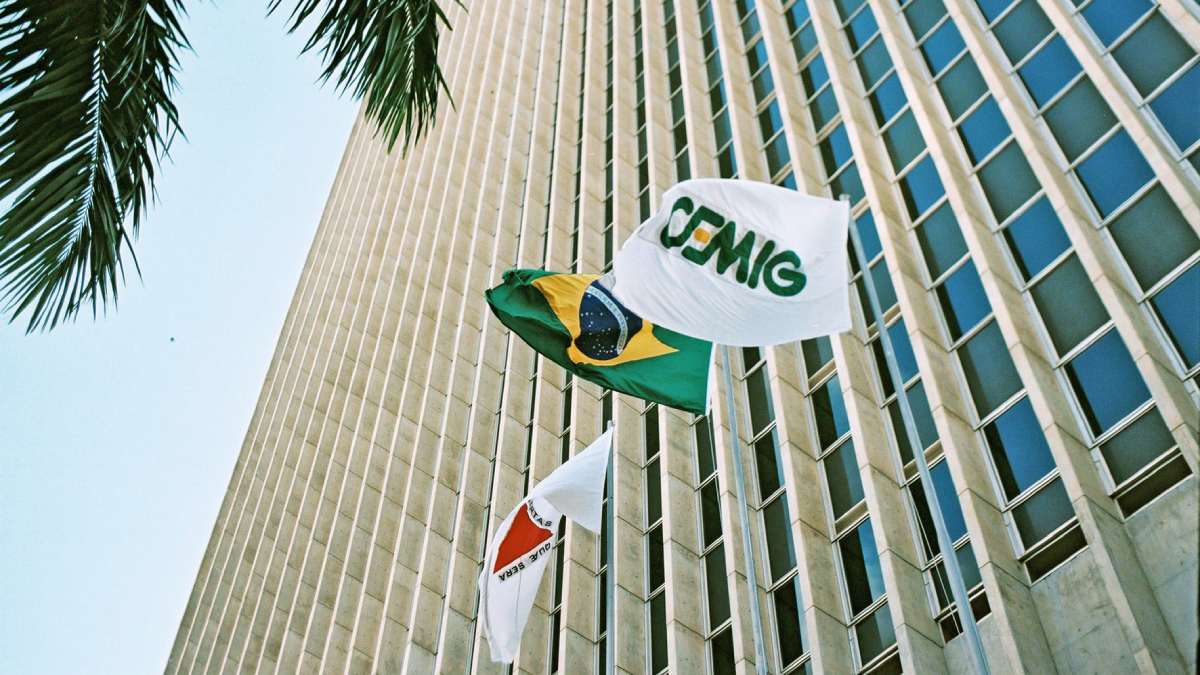 Bandeira de Minas Gerais, do Brasil e da Cemig em prédio