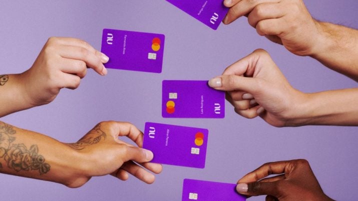 Cinco mãos seguram cartões do Nubank