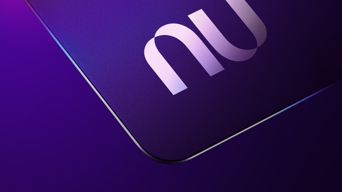 Beirada do cartão Nubank, com o símbolo da instituição à mostra, com letra branca.