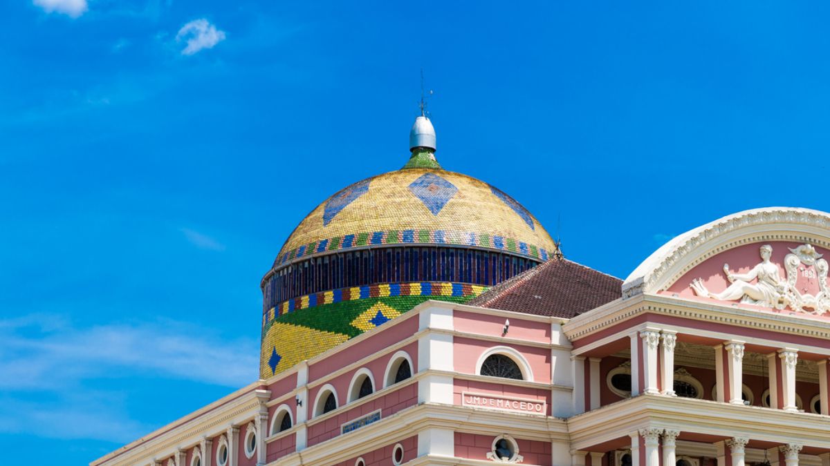 Fotografia mostrando a cúpula do Teatro Amazonas, localizado em Manaus