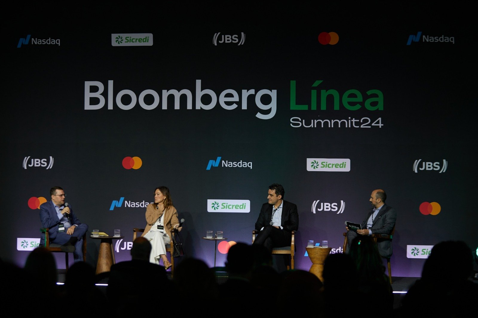 David Beker, head de economia para o Brasil do Bank of America (BofA); Cassiana Fernandez, head de pesquisa econômica para a América Latina do JP Morgan; e Leonardo Porto, economista-chefe para o Brasil do Citi, em evento da Bloomberg Línea