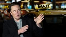 Robotáxis da Tesla já têm data de estreia; Elon Musk promete milhões de carros autônomos nas ruas até 2026