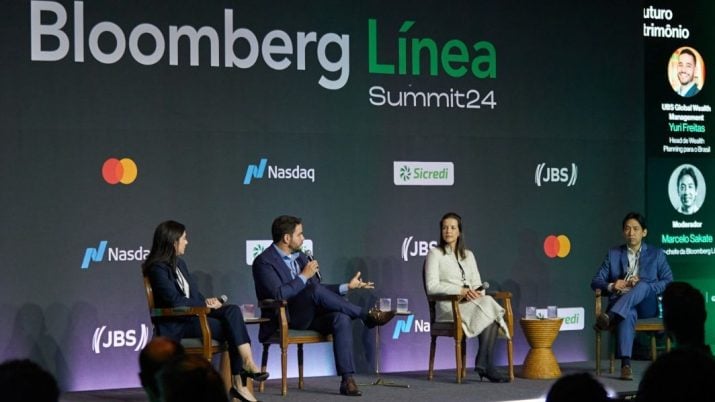 Luciana Guaspari de Orleans e Bragança, do Santander, Yuri Freitas, do UBS, e Natália Destro, do Julius Baer, responsáveis pelo planejamento de fortunas de clientes brasileiros, em evento da Bloomberg Línea em outubro de 2024