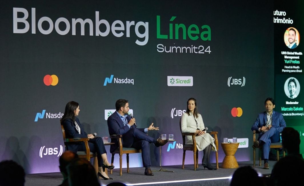 Luciana Guaspari de Orleans e Bragança, do Santander, Yuri Freitas, do UBS, e Natália Destro, do Julius Baer, responsáveis pelo planejamento de fortunas de clientes brasileiros, em evento da Bloomberg Línea em outubro de 2024