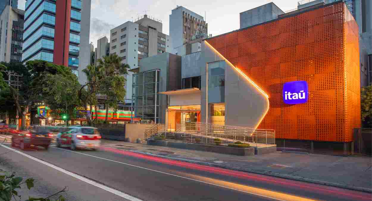 Fachada de agência do Itaú