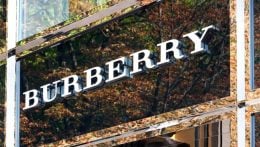 Burberry ficou cara demais para alguns clientes – e isso quase a levou à ruína; veja como a marca inglesa quer reconquistar o público e o mercado