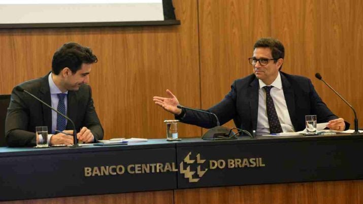 O presidente interino do Banco Central, Gabriel Galípolo durante apresentação do relatório de Inflação do 4º trimestre, ao seu lado Roberto Campos Neto