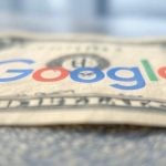 Montagem do logo do Google sobre uma nota de dólar