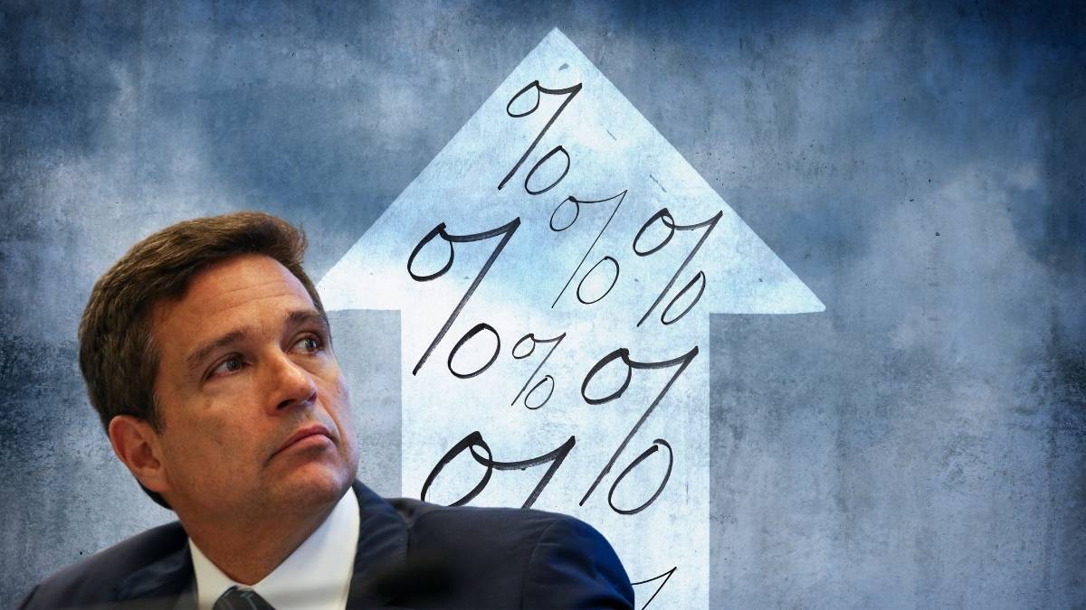 Montagem com o presidente do BC, Roberto Campos Neto, e uma seta apontando para cima e representando a alta da taxa Selic