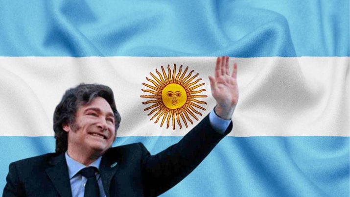 O presidente da Argentina, Javier Milei, veste terno escuro e camisa azul. Na montagem, que traz a bandeira da Argentina ao fundo, ele acena.