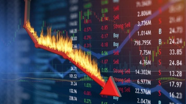 Gráfico de cotações com seta vermelha para baixo pegando fogo