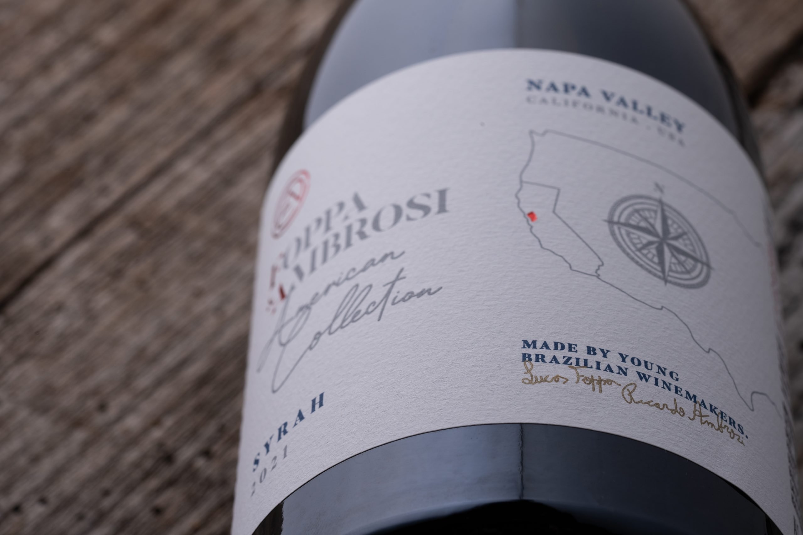 Detalhe do Syrah 2021, da American Collection da vinícola Foppa & Ambrosi, produzida na Califórnia