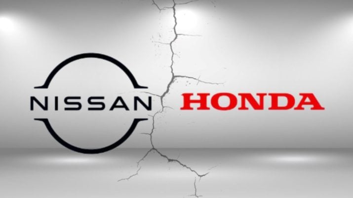 Logo da Nissan à esquerda e logo da Honda à direita com rachadura entre os dois elementos e um fundo branco