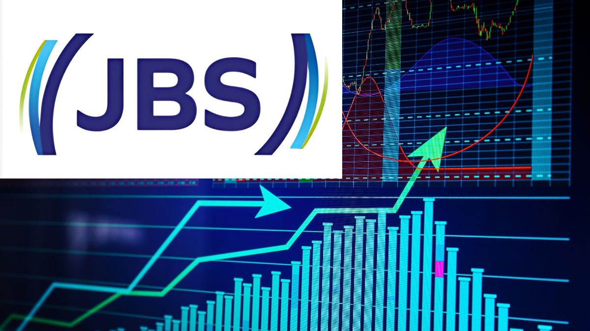 Montagem com um gráfico de ações ao fundo, em tons azuis e verdes, e o logo da JBS em fundo branco e letras azuis do lado superior esquerdo