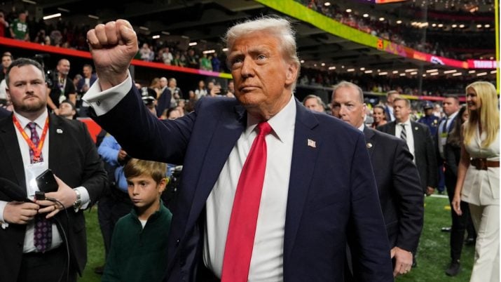 Contando moedinhas: Guerra comercial de Trump chega ao Brasil em dia de palpite furado para o Super Bowl