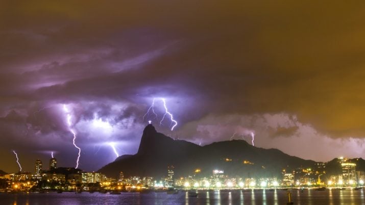 Raio cai no Cristo Redentor, no Rio de Janeiro